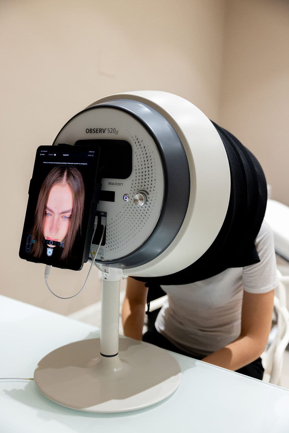 Ragazza che si sta facendo un trattamento estetico a Studio Aimi di Parma da parte della dottoressa