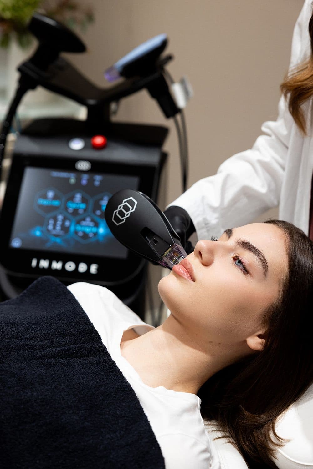 Ragazza che sta ricevendo un trattamento per la rimozione delle cicatrici da acne sul corpo