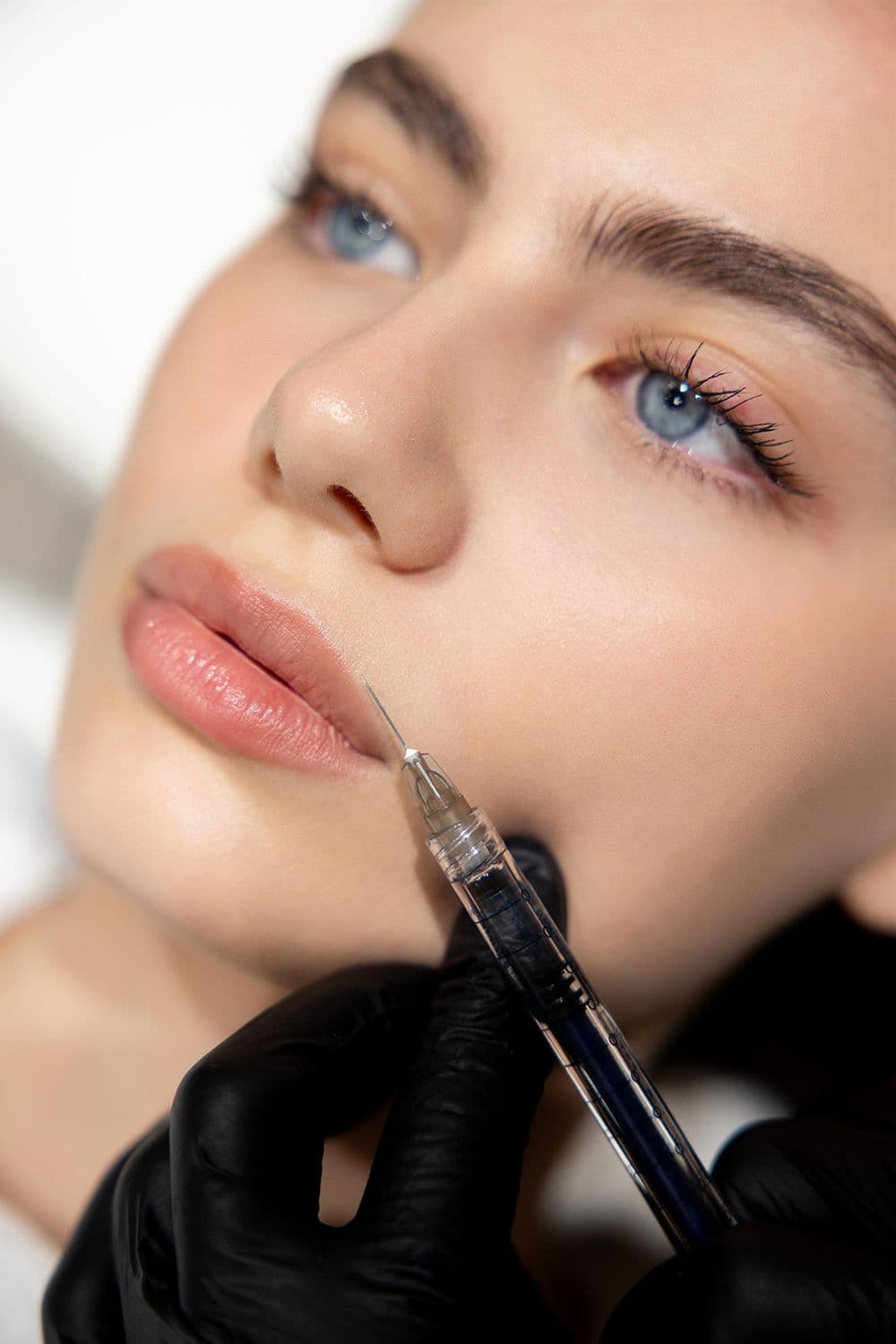 Ragazza che si sta radendo al laser