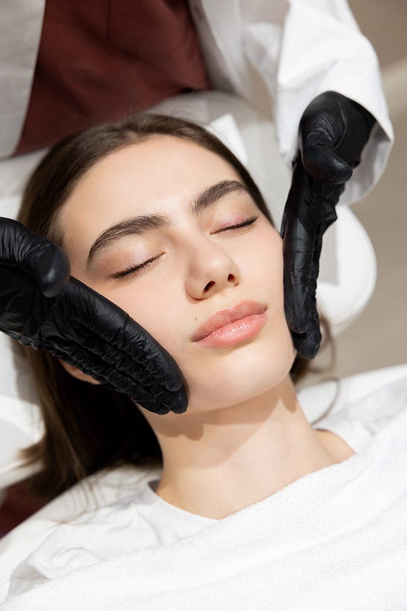 Ragazza che si sta facendo un trattamento estetico a Studio Aimi di Parma da parte della dottoressa Francesca Aimi