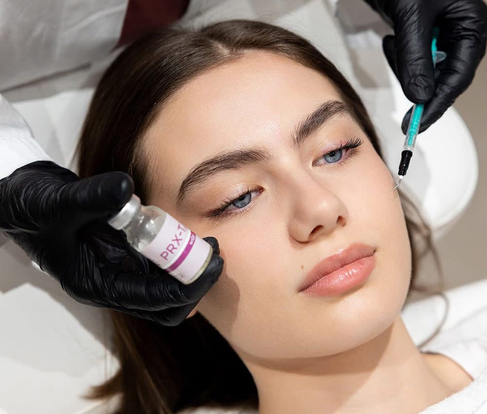 Giovane donna che sta ricevendo un trattamento di biostimolazione cutanea per tono e splendore cutaneo