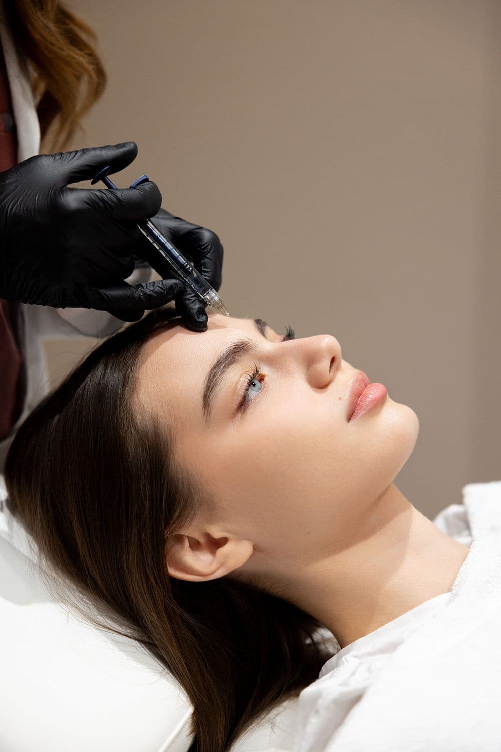 Ragazza che si sta effettuando un trattamento per distendere le rughe al viso tramite Botox