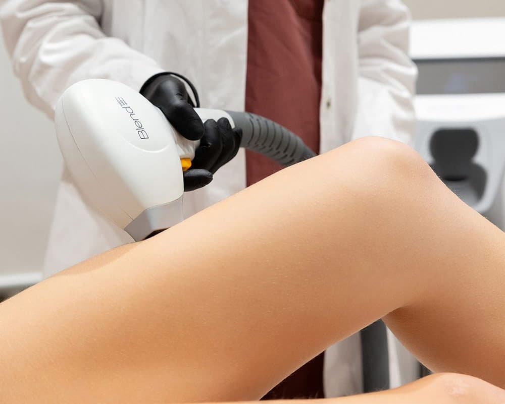 Giovane ragazza che sta effettuando un trattamento di epilazione laser dei peli in studio medico