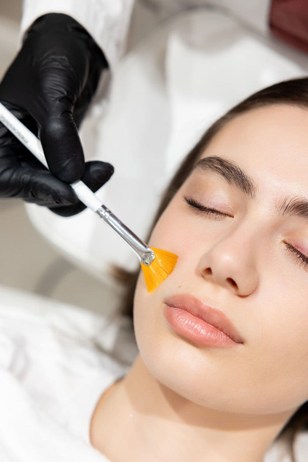 Ragazza in studio di medicina estetica durante un trattamento di rinnovamento cutaneo